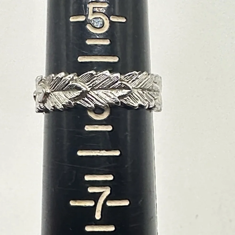 Avon Silver Tone Leaf Band Ring Size 5.5 Vintage Textured Design